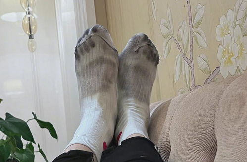 明星也踩雷！關(guān)曉彤曬掉色鞋子染黑襪子，瑕疵品無(wú)處不在